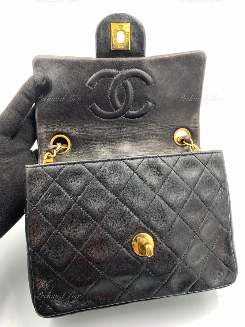 CHANEL Classic Lambskin Chain Mini Square Flap Bag black in Gold Hardware