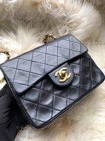 CHANEL Classic Lambskin Chain Mini Square Flap Bag black in Gold Hardware