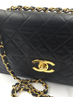 Sold-CHANEL Classic Lambskin Maxi Jumbo Flap Bag black/gold hardware